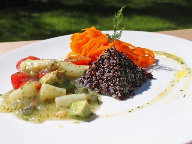 Ayurveda Rezept: Avocado-Spargel-Salat an Karottenheu und schwarzem Quinoa | Ayurveda Parkschlösschen Health Blog