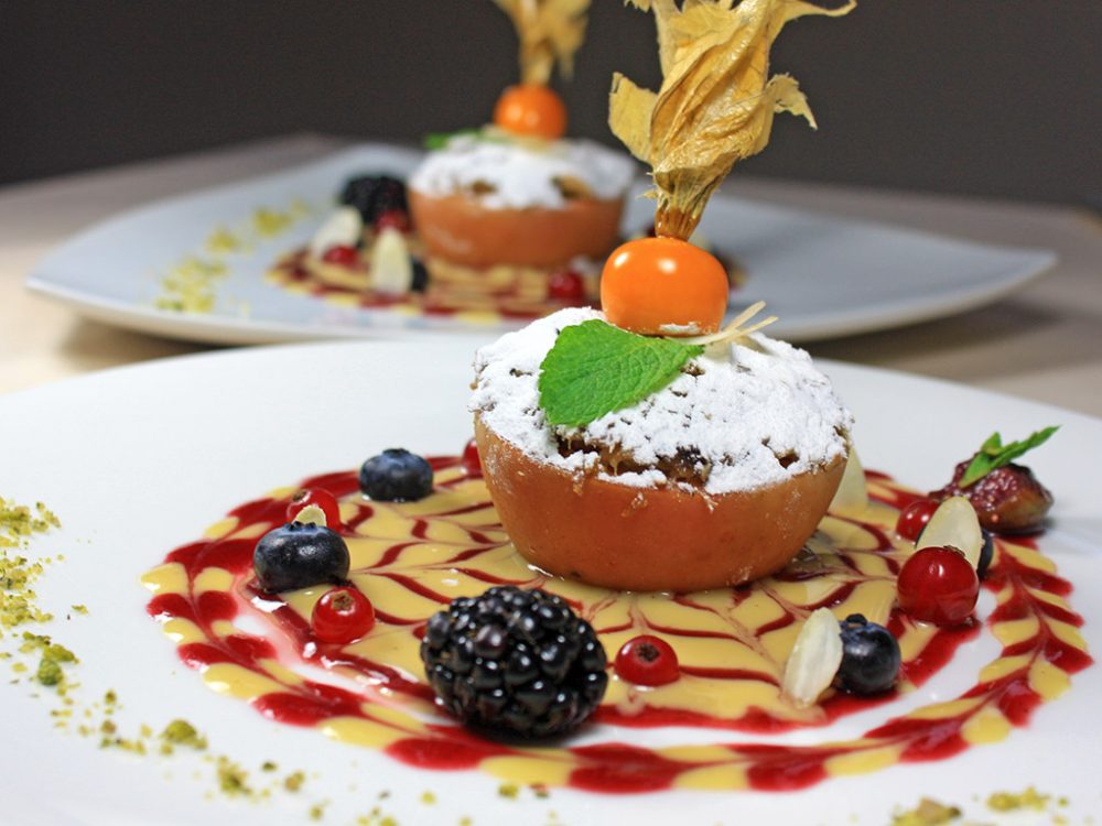 Gefüllter Bratapfel mit duftendem Zimtaroma und Vanillesauce - Ayurveda ...