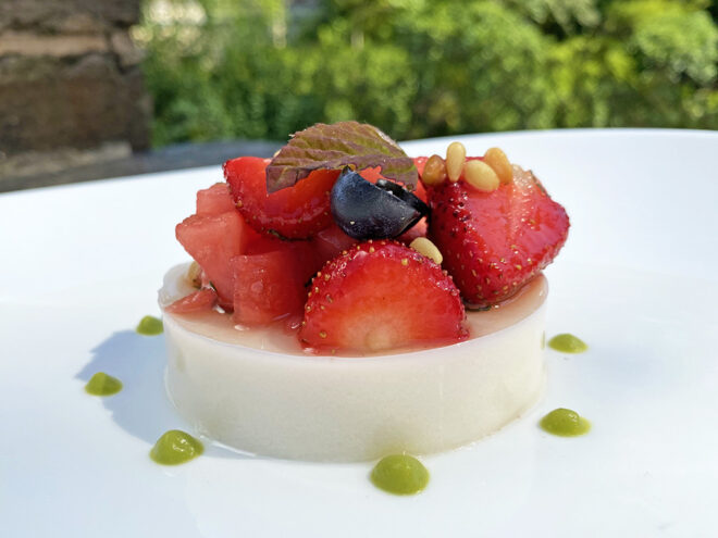 Vanille-Panna-Cotta mit marinierten Erdbeeren