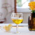 Flüssiges Ghee in einem Stielglas