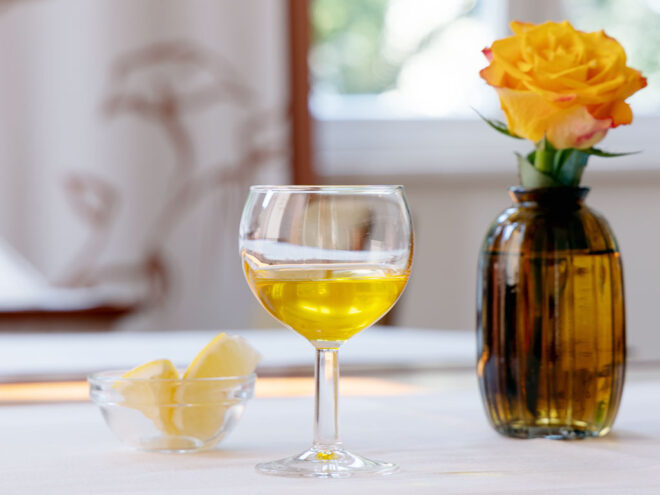 Flüssiges Ghee in einem Stielglas