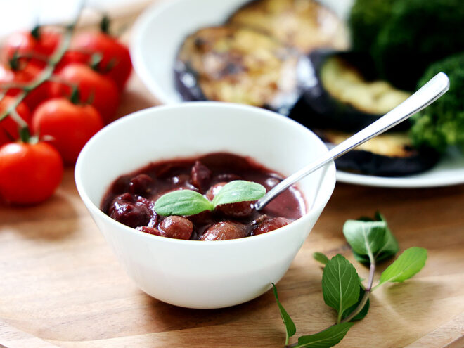 Eine Prozellanchüssel mit rotem Trauben-Chutney
