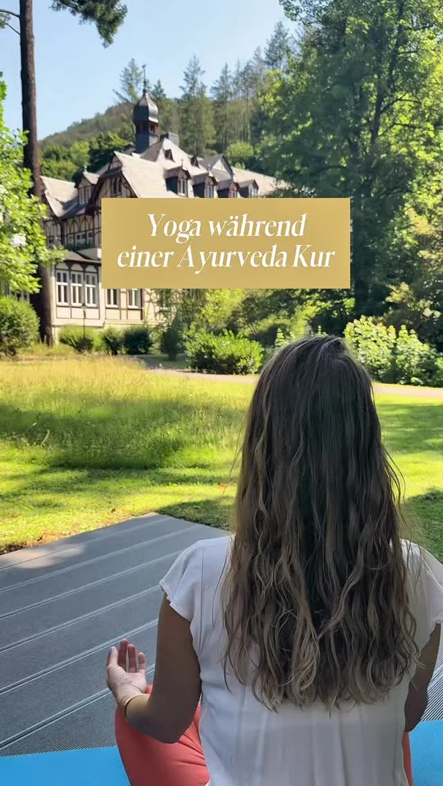 🇩🇪 Was ist das Besondere am Yoga im Ayurveda Parkschlösschen – insbesondere während einer Kur? Carina Fernandez Preuss erklärt es!  👉 Buchen Sie jetzt Ihren Aufenthalt bei uns und erleben Sie unseren einzigartigen Yoga-Ayurveda-Kosmos – Link in Bio!  ✦✧✦✧  🇬🇧 What is unique about yoga at the Ayurveda Parkschlösschen – especially during a detox programme? Carina Fernandez Preuss explains!  👉 Book your stay with us now and experience our unique yoga-Ayurveda cosmos – link in bio!  • • • • • • • •  #ayurvedaparkschlösschen #ayurvedaparkschloesschen #ayurvedalifestyle #ayurvedadeutschland #panchakarma #panchakarmadeutschland #ayurvedahoteldeutschland #ayurvedahotel #yogahotel #yogaandayurveda #trabentrarbach #mosel