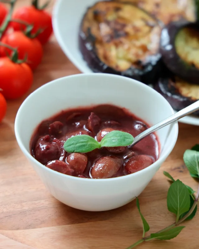 🇩🇪 REZEPT: Ayurvedisches Trauben-Chutney 🍇  Heiße Tage stehen bevor... Warum probieren Sie nicht dieses kühlende ayurvedische Trauben-Chutney als süß-saure Beilage zu Ihrem nächsten Grillabend? 🔥  👉 Kommentieren Sie "TRAUBEN-CHUTNEY" und wir senden Ihnen einen Link zu unseren Rezept!  ✦✧✦✧  🇬🇧 RECIPE: Ayurvedic Grape Chutney 🍇  Hot days stand before us... why not try this cooling Ayurvedic grape chutney as a sweet and sour condiment to go with your next weekend barbecue? 🔥  👉 Comment "GRAPE CHUTNEY" and we'll send you a link to our recipe!  • • • • • • • •  #ayurvedaparkschlösschen #ayurvedaparkschloesschen #ayurvedalifestyle #ayurvedadeutschland #panchakarma #panchakarmadeutschland #ayurvedakur #ayurvedahoteldeutschland #ayurvedahotel #trabentrarbach #mosel  #ayurvedarecipe #ayurvedarezept #chutneyrezept #chunteyrecipe #summerrecipe #sommerrezept