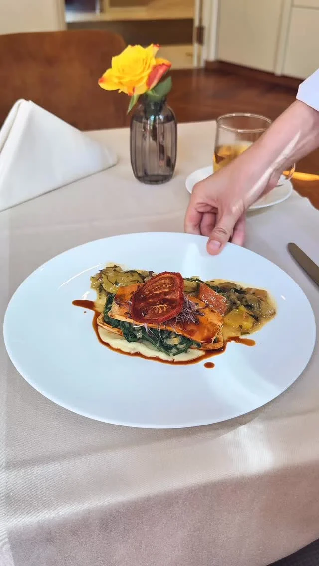 🇩🇪 Mittagessen im Ayurveda Parkschlösschen 🌱  Süßkartoffel-Spinat-Turm auf Pastinaken-Mayonnaise, mit gedörrter Tomate und Tomatensirup und Steckrüben-Paprika-Dattelgemüse. So köstlich kann ayurvedische Kurkost sein!  👉 Erleben Sie unseren ganzheitlichen Ayurveda-Kosmos im einzigen 5* Ayurveda Detox und Health Resort Europas – buchen Sie jetzt Ihren Aufenthalt im Parkschlösschen über den Link in Bio!  ✦✧✦✧  🇬🇧 Lunch at Ayurveda Parkschlösschen 🌱  Sweet potato and spinach tower on parsnip mayonnaise, with sun-dried tomatoes, tomato syrup and sautéd rutabaga, bell pepper and date. It’s true: Ayurvedic health food can be this delicious!  👉 Experience our holistic Ayurveda cosmos at Europe’s only 5* Ayurveda Detox and Health Resort – book your stay at the Parkschlösschen now via the link in bio!  • • • • • • • •  #ayurvedaparkschlösschen #ayurvedaparkschloesschen #ayurvedalifestyle #ayurvedadeutschland #ayurvedahotel #panchakarma #hotelinspiration #ayurvedafood #ayurvediccooking #ayurvedakueche #ayurvedischessen