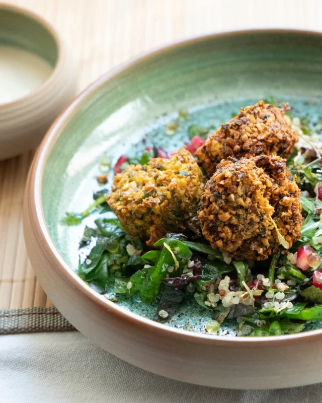 🇩🇪 REZEPT: Falafel mit Sesam-Dip 🧆  Das Falafel-Rezept aus unserer Parkschlösschen-Küche lässt sich wunderbar mit warmem Fladenbrot servieren. Die Hauptzutat, Kichererbsen, gilt im Ayurveda als „sattvisches“ Lebensmittel, es nährt sanft, ist leicht verdaulich und bringt Körper und Geist in Harmonie. Dadurch wirkt das Gericht ausgleichend auf alle Doshas und ist für alle Konstitutionstypen bekömmlich. Ein „sattvisches“ Gericht, das sowohl den Körper stärkt als auch die Seele erfreut.  👉 Kommentieren Sie "FALAFEL REZEPT" und wir senden Ihnen einen Link zu unseren Rezept!  ✦✧✦✧  🇬🇧 RECIPE: Falafel with creamy sesame dip 🧆  Crunchy on the outside yet fluffy on the inside, these delectable falafel from our Parkschlösschen kitchen pair exceptionally well with the tangy and creamy sesame dip – included in the recipe – as well as some warm flatbread. The main ingredient, chickpeas, is high in both protein and fibre, and is regarded as a sattvic food in Ayurveda: gently nourishing and easily digestible, harmonising for both body and mind!  👉 Comment "FALAFEL RECIPE" and we'll send you a link to our recipe!  • • • • • • • •  #ayurvedaparkschlösschen #ayurvedaparkschloesschen #ayurvedalifestyle #ayurvedadeutschland #panchakarma #panchakarmadeutschland #ayurvedakur #ayurvedahoteldeutschland #ayurvedahotel #trabentrarbach #mosel #ayurvedarecipe #ayurvedarezept #falafelrecipe #sattvicfood #sattvischeernährung