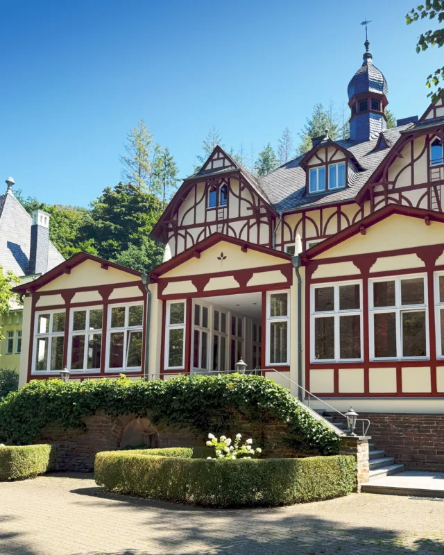 🇩🇪 5-STERNE GOOGLE RESENZION ⭐⭐⭐⭐⭐  „Man darf sich von den Preisen nicht abschrecken lassen. �Der Aufenthalt ist absolut des Preises wert. Tolle Anwendungen, wunderbarer Park, schöne Anlage, toller Pool, absolut fantastisches Essen, achtsames und aufmerksames Personal.“  👉 Buchen Sie jetzt Ihren Ayurveda-Aufenthalt im Ayurveda Parkschlösschen! Link in Bio.  ✦✧✦✧  🇬🇧 5-STAR GOOGLE REVIEW ⭐⭐⭐⭐⭐  “Don't be put off by the prices. �The stay is absolutely worth the price. 
Great treatments, wonderful park, �beautiful grounds, great pool, absolutely fantastic food, attentive and �considerate staff.”  👉 Book your Ayurveda Stay with us now! Link in Bio.  • • • • • • • •  #ayurvedaparkschlösschen #ayurvedaparkschloesschen #ayurvedalifestyle #ayurvedadeutschland #panchakarma #panchakarmadeutschland #ayurvedakur #ayurvedahoteldeutschland #ayurvedahotel #trabentrarbach #mosel
