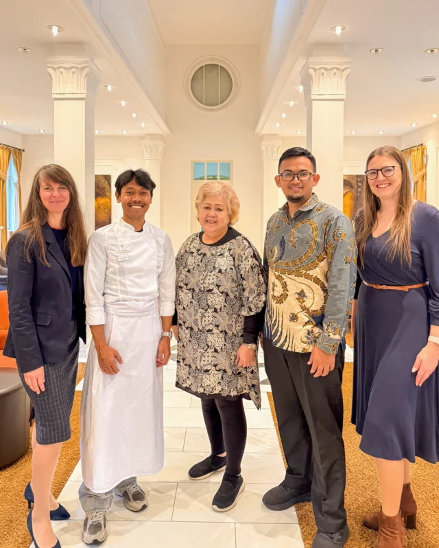 🇩🇪 🤝 Besuch der IHK Trier im Ayurveda Parkschlösschen 🌿  Heute durften wir Frau van de Braak und ihre Kollegen von der IHK Trier @ihktrier bei uns im Ayurveda Parkschlösschen begrüßen, die sich ein Bild von der Ausbildung und dem Ankommen unseres neuen Teammitglieds Awang Maulana machen wollten, den wir über das „Indonesien-Projekt“ der IHK gewinnen konnten. 💫  Das Projekt der IHK Trier besteht seit vier Jahren und unterstützt erfolgreich das Gastgewerbe in der Region, indem es motivierte Nachwuchskräfte aus Indonesien gezielt auf eine Ausbildung in Deutschland vorbereitet – sprachlich, fachlich und kulturell.  🏆 Ein Win-Win für beide Seiten. Wir im Ayurveda Parkschlösschen freuen uns sehr, unseren Auszubildenden Awang durch die dreijährige Ausbildung zum Hotelfachmann zu begleiten. Der persönliche Besuch zeigt einmal mehr, wie wichtig starke Netzwerke und partnerschaftliche Zusammenarbeit für eine gelingende Integration und Fachkräftesicherung sind.  Ein herzliches Dankeschön an das Team der IHK Trier für dieses vorbildliche Projekt! 💚  (🇬🇧 English caption in the comments ⤵️)  • • • • • • • •  #ayurvedaparkschlösschen #ayurvedadeutschland #ayurvedahotel #ihktrier #hotelausbildung #trabentrarbach #mosel #hotelinspiration  #workingingermany #FachkräfteWillkommen #IntegrationGestalten #WirtschaftBewegt