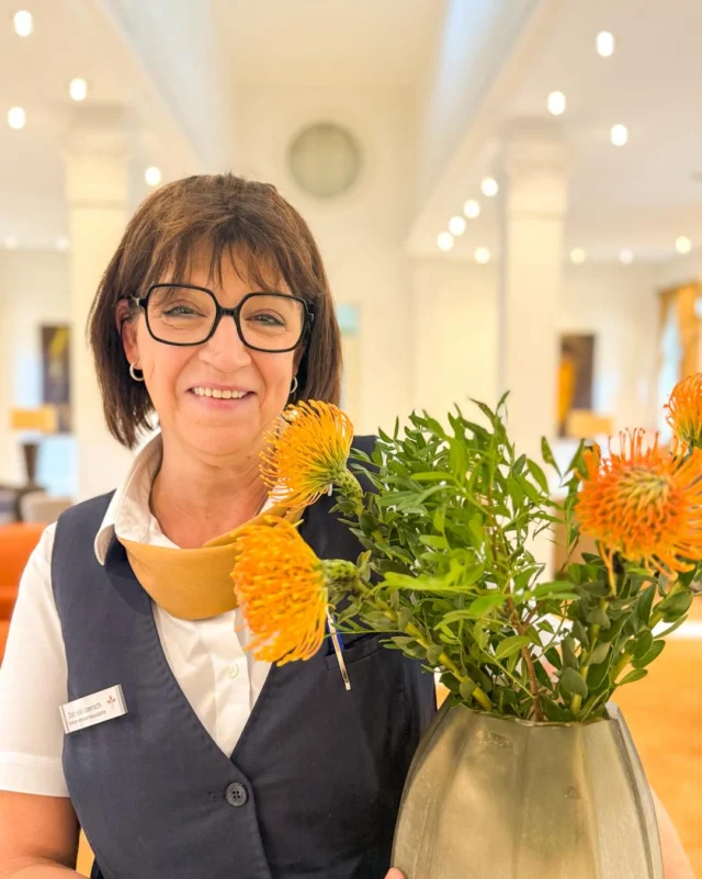 🇩🇪 Tag der Deutschen Einheit ❤️🌍  Am heutigen Tag der Deutschen Einheit feiern wir nicht nur die Einheit eines Landes, sondern auch die Vielfalt und den Zusammenhalt, die uns im Ayurveda Parkschlösschen täglich inspirieren. Unser Team besteht aus ca. 100 Mitarbeitenden aus über 20 Nationen, die gemeinsam mit Leidenschaft und Herzblut daran arbeiten, unseren Gästen eine einzigartige Ayurveda-Erfahrung zu bieten.  Ein Hoch auf das beste Team!  ✦✧✦✧  🇬🇧 Day of German Unity ❤️🌍  Today, on the Day of German Unity, we celebrate not only the unity of a country, but also the diversity and togetherness that inspire us every day at Ayurveda Parkschlösschen. Our team consists of around 100 employees from over 20 nations, who work together with passion and dedication to offer our guests a unique Ayurveda experience.  Cheers to the best team!  • • • • • • • •  #ayurvedaparkschloesschen #ayurvedalifestyle #ayurvedadeutschland #ayurvedahotel #panchakarma #hotelinspiration #wellnesshotel #trabentrarbach #Mosel #tagderdeutscheneinheit