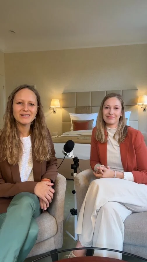 ✨ Welche Kur passt zu mir?  In diesem Insta Live stellen Ayurveda Medizinerin Maria Hebel und Mitinhaberin Carina Preuß die verschiedenen Ayurveda Kur Konzepte des Hauses vor.  🌱 Wie unterscheiden sich die reinigenden Detox Kuren Panchakarma und Langhana von den Aufbaukuren?
🌱 Wie sind die verschiedenen Panchakarma Kur Pakete aufgebaut & worin differenzieren sie sich?
🌱 Was beinhaltet die neue Langhana Kur, welche sich auf den Stoffwechsel fokussiert?
🌱 Wie unterscheiden sich die drei Aufbaukuren Anti Stress Kur, Regenerationskur und AyurWoman Kur?
🌱 Was erwartet Sie bei der neuen AyurWoman Kur konkret?  Gerne melden Sie sich für einen kostenfreien Kur-Beratungstermin mit einer unserer Ayurveda Medizinerinnen unter 📧 ayurmed@parkschloesschen.de
oder 📞 06541 - 705230.  Buchungen können Sie entweder persönlich mit unserem Rezeptionsteam unter 📞 06541 - 7050 oder über unsere Website www.ayurveda-parkschloesschen.de vornehmen.  Wir freuen uns sehr, wenn wir Sie persönlich zu Ihrer Kur beraten dürfen.  Liebe Grüsse aus dem Ayurveda Parkschlösschen,
Ihre Carina Preuß, Maria Hebel & gesamte Team
