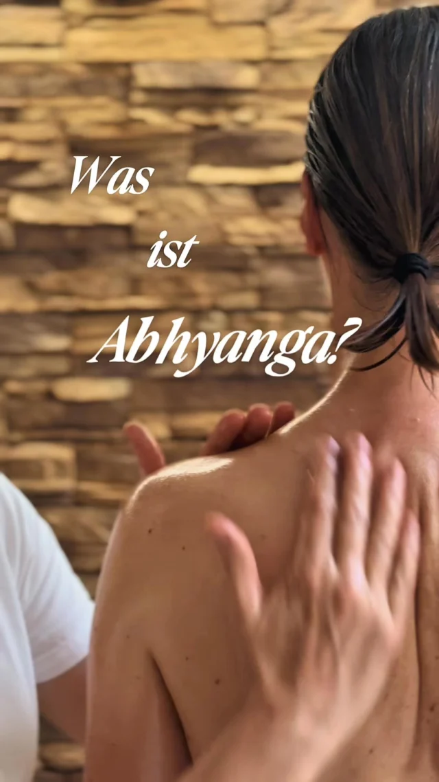 🇩🇪 WAS IST ABHYANGA? 👐👐  Abhyanga ist eine ayurvedische Synchron-Ölmassage für den ganzen Körper. Die Behandlung geschieht 4-händig und synchron, auf beiden Seiten des Körpers, von Kopf bis Fuß. Durch die gleichzeitige Stimulation beider Gehirnhälften werden Körper und Geist in tiefer Entspannung versetzt.  Erleben Sie den puren Genuss einer Synchronmassage bei uns im Parkschlösschen, ihr Spezialist für Ayurveda und Panchakarma seit 1993!  👉  Buchen Sie jetzt Ihren Ayurveda-Aufenthalt – Link in Bio!  ✦✧✦✧  🇬🇧 WHAT IS ABHYANGA? 👐👐  Abhyanga is an Ayurvedic synchronised oil massage for the whole body. The treatment is performed with four hands and in synchronisation, on both sides of the body, from head to toe. The simultaneous stimulation of both sides of the brain puts the body and mind into a state of deep relaxation.  Experience the pure pleasure of a synchronised massage at Parkschlösschen, your specialist for Ayurveda and Panchakarma since 1993!  👉  Book your Ayurveda stay with us now – link in bio!  • • • • • • • •  #ayurvedaparkschlösschen #ayurvedaparkschloesschen #ayurvedalifestyle #ayurvedadeutschland #ayurvedahotel #panchakarma #hotelinspiration #wellnesshotel #ayurvedamassage #ayurvedictreatment #ayurvedatherapy