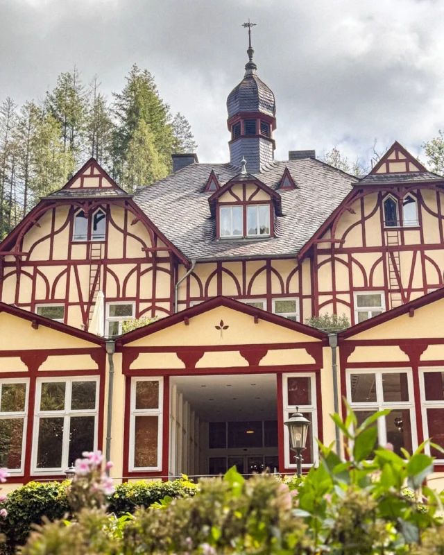 🇩🇪 5-STERNE TRIPADVISOR RESENZION ⭐⭐⭐⭐⭐  „Wir hatten ein wunderschönes Ayurveda Weekend im Parkschlösschen. Sehr gute und durchgehende Betreuung von Tür bis zur Servicekraft, vom Yogaeinheiten über die Vorträge. Toller Pool und Sauna. Wunderschöner Park mithalten Bäumen und Ruheplätze. Der Highlight war unsere Behandlung und das Essen. Wir sind total runter gefahren innerhalb von nur 3 Tagen.“  👉 Möchten Sie auch einen einzigartigen Ayurveda-Aufenthalt an der Mosel erleben? Buchen Sie jetzt Ihr AYURVEDA WEEKEND über den Link in Bio!  ✦✧✦✧  🇬🇧 5-STAR TRIPADVISOR REVIEW ⭐⭐⭐⭐⭐  “We had a wonderful Ayurveda Weekend at Parkschlösschen. Excellent, consistent service from door to service staff, from yoga sessions to lectures. Great pool and sauna. Beautiful park with trees and quiet spots. The highlight was our treatment and the food. We completely unwound in just three days.”  👉 Would you also like to experience a unique Ayurveda break by the Moselle? Book your AYURVEDA WEEKEND now via the link in bio!  • • • • • • • •  #ayurvedaparkschlösschen #ayurvedaparkschloesschen #ayurvedalifestyle #ayurvedadeutschland #panchakarma #panchakarmadeutschland #ayurvedakur #ayurvedakurdeutschland #ayurvedahoteldeutschland #ayurvedahotel #trabentrarbach #mosel #rlperleben #ayurvedaweekend